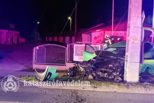 Villanyoszlopnak hajtott egy autó Gyenesdiáson  Villanyoszlopnak hajtott egy autó Gyenesdiáson