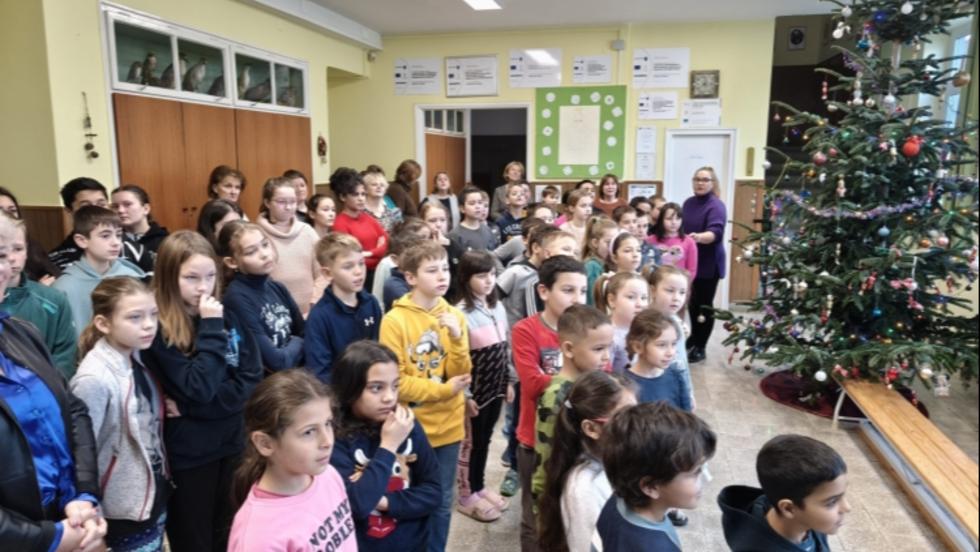 Nehéz sorsú gyerekeknek kedveskedtek a zalai rendőrök Nehéz sorsú gyerekeknek kedveskedtek a zalai rendőrök