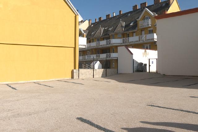 j parkolkat alaktott ki az nkormnyzat a Jkum utcban