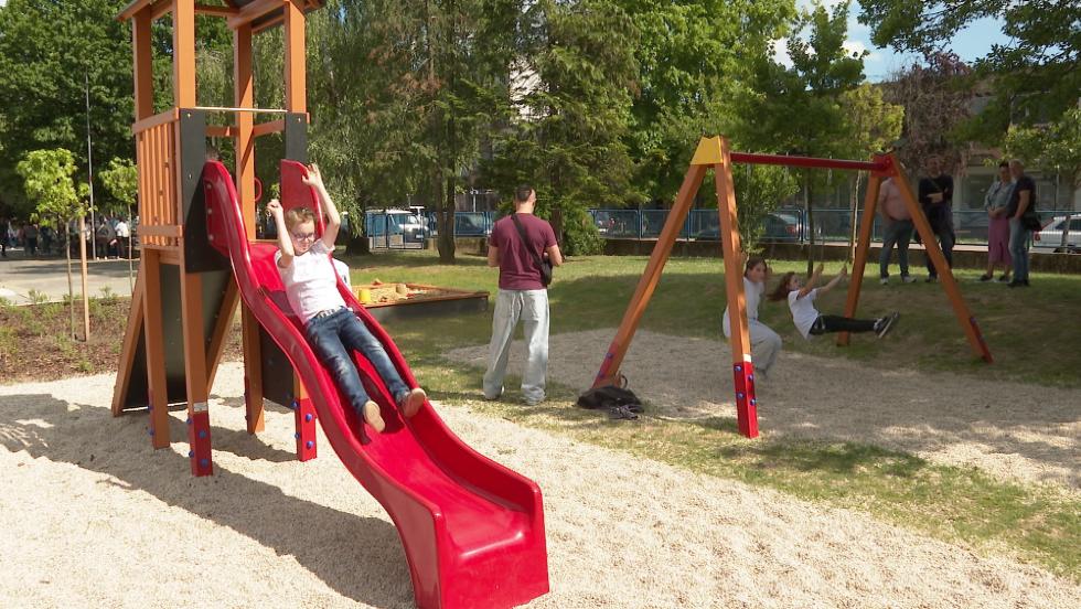 Hinta, váras csúszda és homokozó – megújult a játszótér az Adyban Hinta, váras csúszda és homokozó – megújult a játszótér az Adyban
