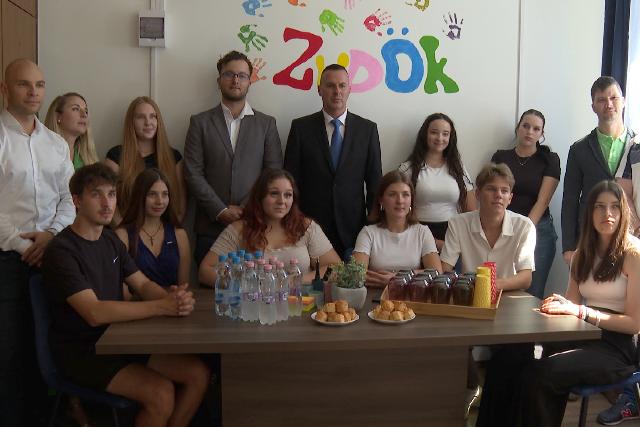 j irodba kltztt a vrosi diknkormnyzat