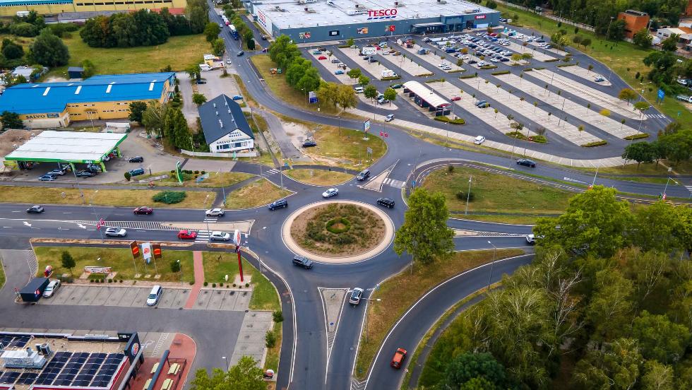 40 városfejlesztési cél – Kétsávossá bővül a Tesco melletti körforgalom 40 városfejlesztési cél – Kétsávossá bővül a Tesco melletti körforgalom