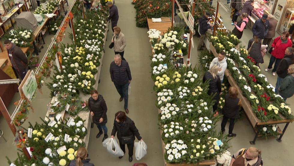 Koszork, virgok s mcsesek – Mindenszentekre kszlnek a piacon