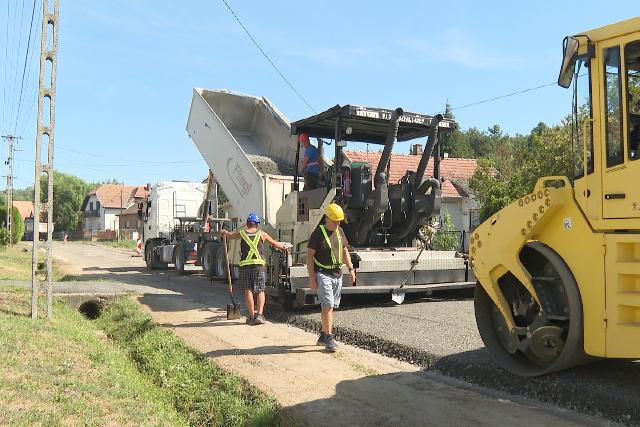 Fel�j�tj�k a R�zs�s utca burkolat�t a botfai v�rosr�szben