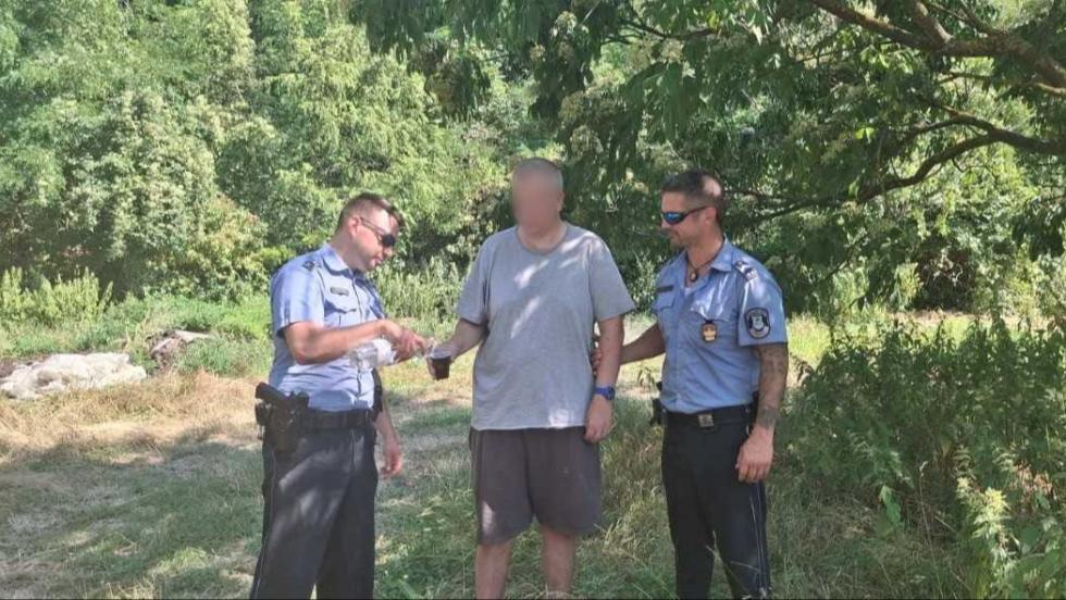 Órákig bolyongott a tűző napon, a rendőrök egy mezőn találtak rá az eltűnt férfira Órákig bolyongott a tűző napon, a rendőrök egy mezőn találtak rá az eltűnt férfira