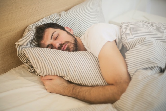 Az emberek 96 százaléka két percen belül elalszik ezzel az egyszerű módszerrel: az amerikai hadseregben is alkalmazták