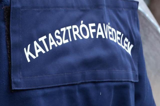 Szalagkorl�tnak csap�dott egy aut� Zalaegerszegn�l