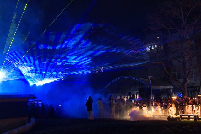 �l� zen�vel �s l�zershow-val �nnepelt�k a szilvesztert Zalaegerszegen