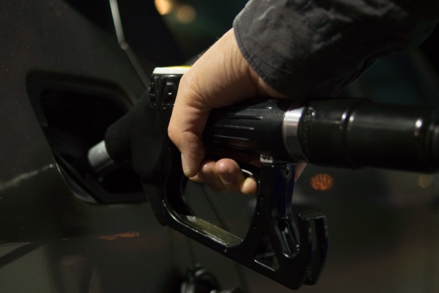 Mol-bejelentés: két részletben emelik a benzinárat