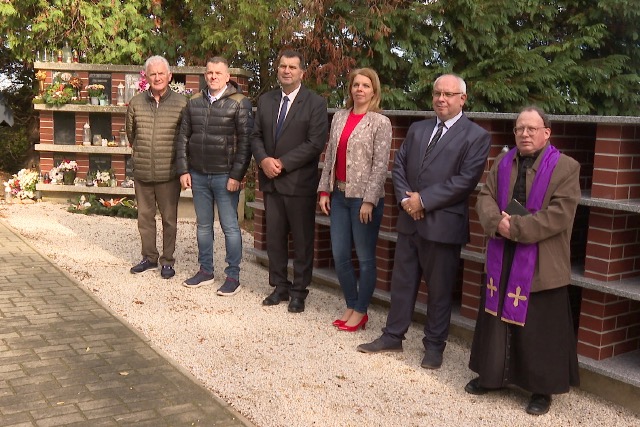 Urnafalat adtak át a teskándi temetőben Urnafalat adtak át a teskándi temetőben
