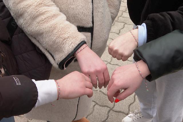 A kult�ra �sszek�t – nemzeti sz�n� szalagot osztottak az aut�busz-�llom�son