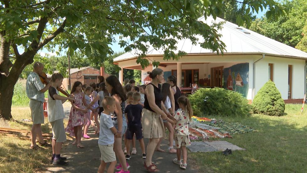 Kt htig vrja a mesetbor a gyerekeket a Gcseji Skanzenben