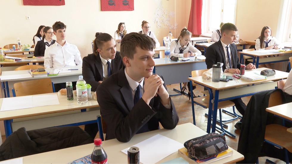 A matematika érettségivel folytatódtak a vizsgák - a Mindszenty-ben közel 130-an írásbeliztek A matematika érettségivel folytatódtak a vizsgák - a Mindszenty-ben közel 130-an írásbeliztek