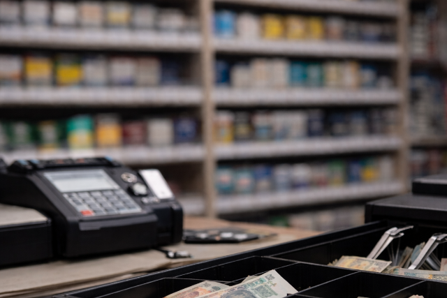 �veken �t sikkasztott egy doh�nyboltban a zalaegerszegi n�