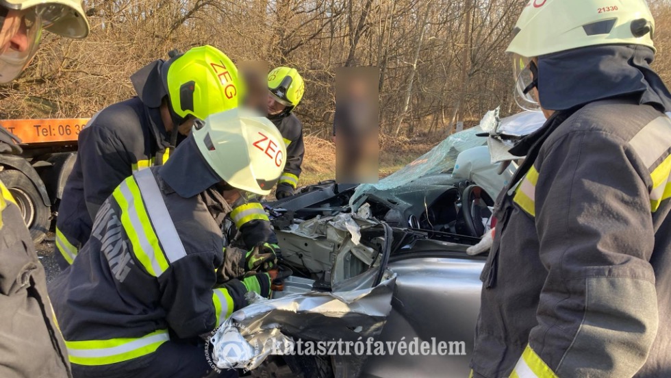 Szem�lyaut� �s aut�ment� karambolozott Zalaegerszegen