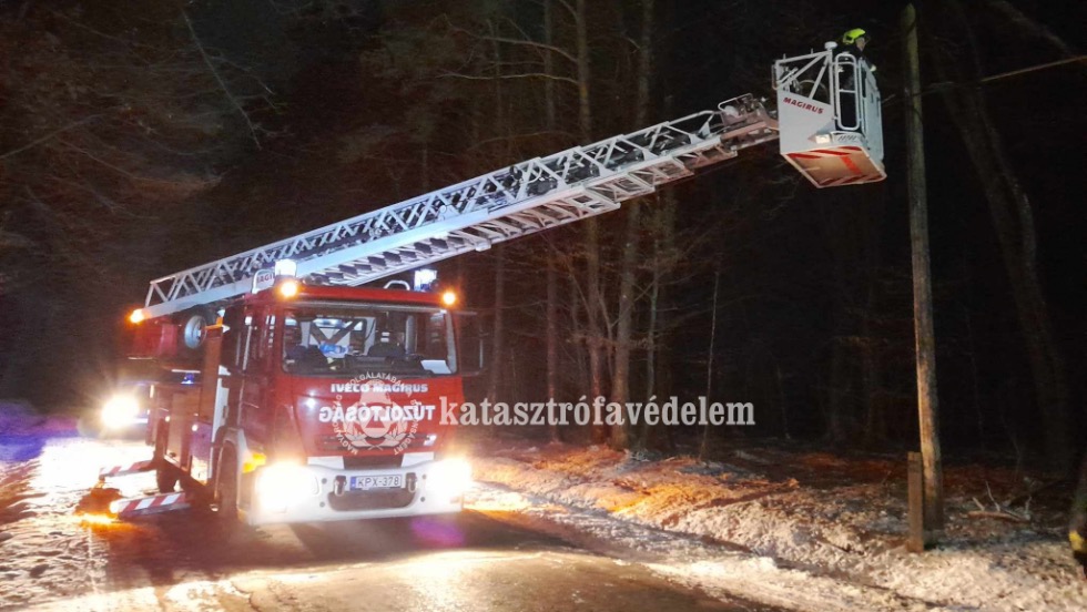Kidőlt fát távolítottak el a zalaegerszegi és őriszentpéteri tűzoltók Kidőlt fát távolítottak el a zalaegerszegi és őriszentpéteri tűzoltók