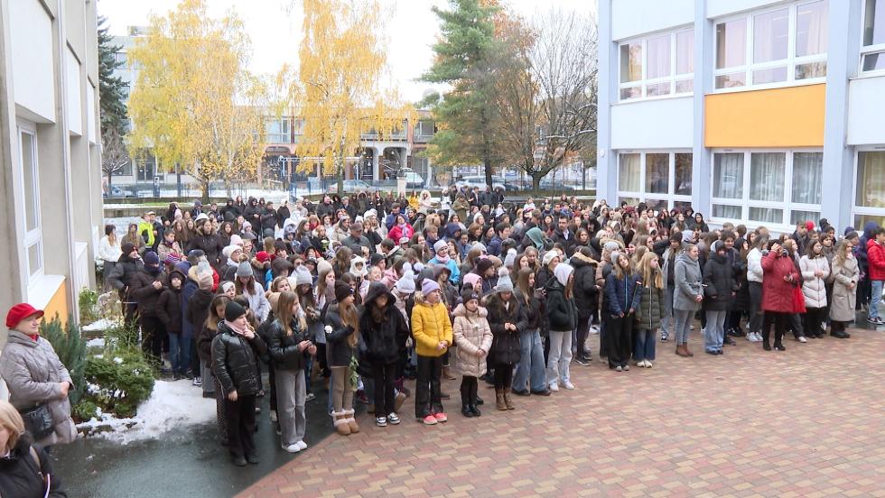 Százötvenéves az Ady-iskola – Látványos flashmobbal és versmaratonnal ünnepeltek Százötvenéves az Ady-iskola – Látványos flashmobbal és versmaratonnal ünnepeltek