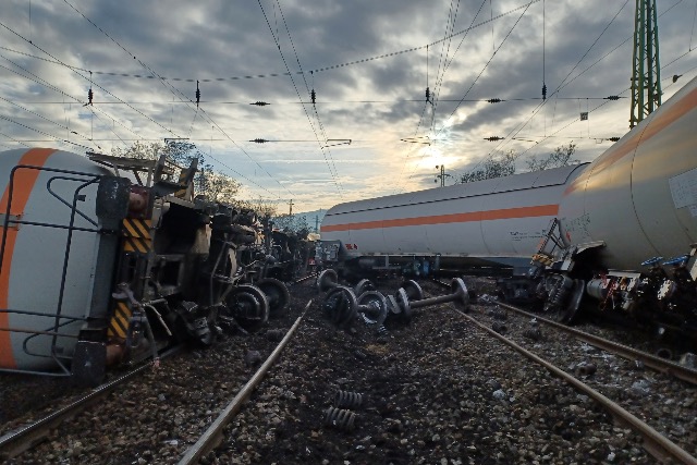 Slyos vonatbaleset trtnt, lelltak a vonatok Budapest fel
