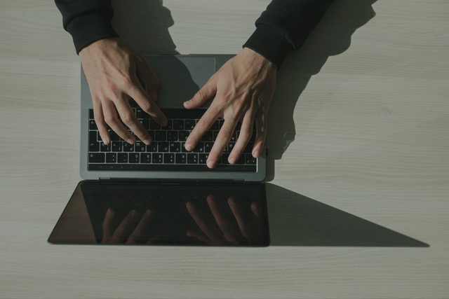 A mesterséges intelligencia segítségével trükköznek a csalók: visszatért egy klasszikus csalási forma A mesterséges intelligencia segítségével trükköznek a csalók: visszatért egy klasszikus csalási forma