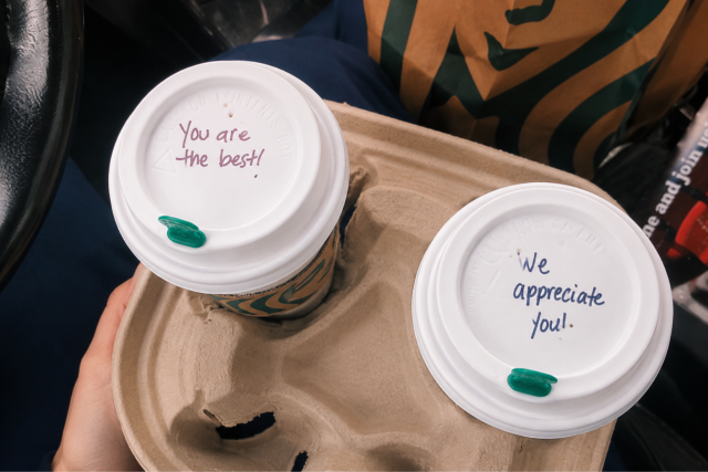 �jra r��rj�k a nev�nket a k�v�ra a Starbucks-ban