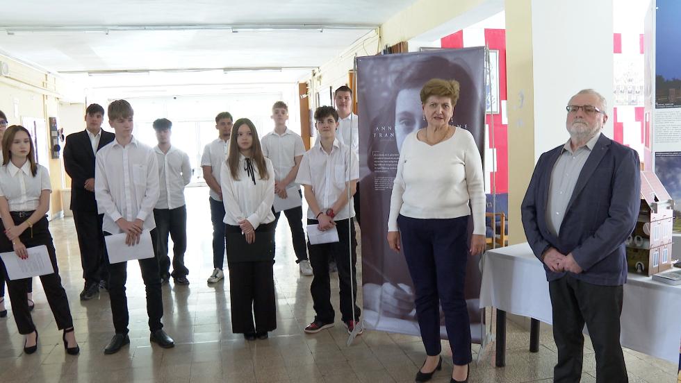 Anna Frank élete – Kiállításmegnyitó a Széchenyi-technikumban Anna Frank élete – Kiállításmegnyitó a Széchenyi-technikumban