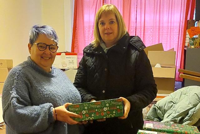 Adom�nyokkal seg�tette a Nagycsal�dosok Zalaegerszegi Egyes�let�t a NEAK