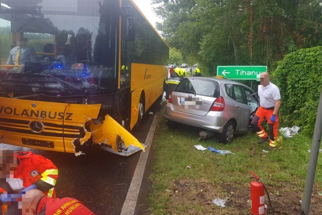 Busszal tkztt egy aut a 71-es fton, a gpkocsi 25 ves sofrje lett vesztette