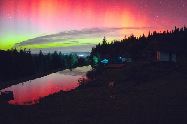 Cs�t�rt�k�n �jra f�nybe borult az �g