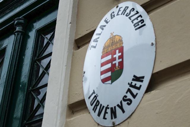 Zalaegerszegi társasház tárolójában termesztett kendert Zalaegerszegi társasház tárolójában termesztett kendert