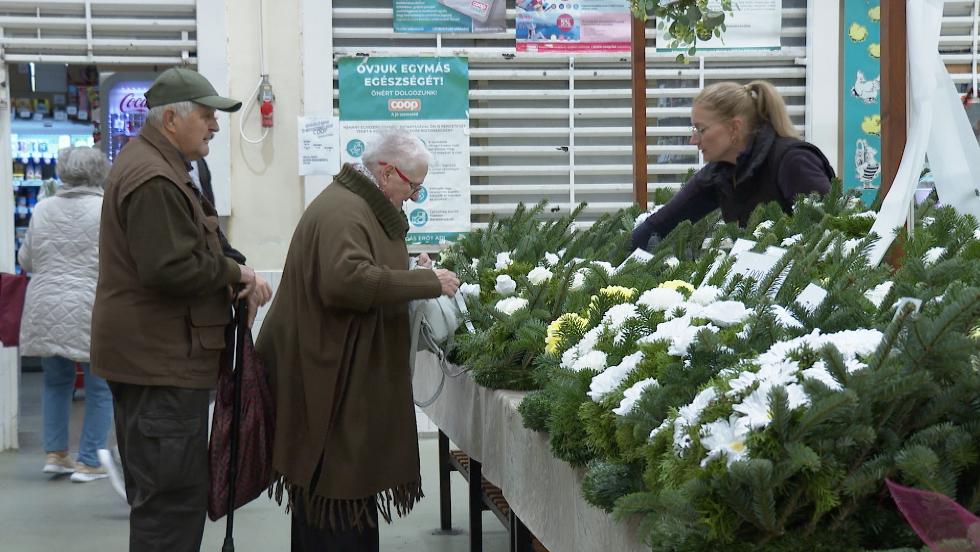 Virágok, koszorúk és rendhagyó nyitvatartás a vásárcsarnokban Virágok, koszorúk és rendhagyó nyitvatartás a vásárcsarnokban