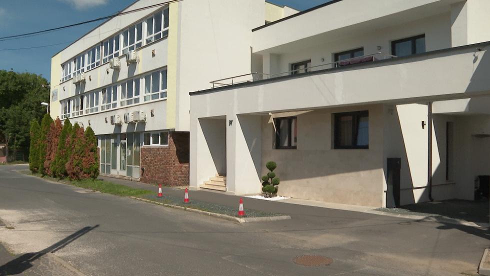 Végeztek a járdaburkolat felújításával a Kert utcában Végeztek a járdaburkolat felújításával a Kert utcában