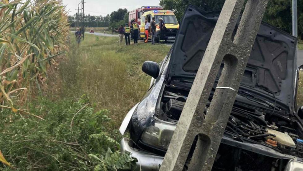 Betonoszlopnak hajtott egy autó Pókaszepetken Betonoszlopnak hajtott egy autó Pókaszepetken