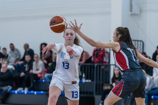 �cs Alexandra az Egyes�lt �llamokban folytatja tanulm�nyait �s a kos�rlabda karrierj�t