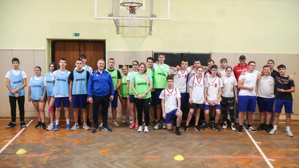 Rendhagyó testnevelésóra Kovács Saroltával a Ganz Technikumban
 Rendhagyó testnevelésóra Kovács Saroltával a Ganz Technikumban