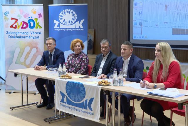 XII. alkalommal tartottak ifjúsági kerekasztal pikniket XII. alkalommal tartottak ifjúsági kerekasztal pikniket