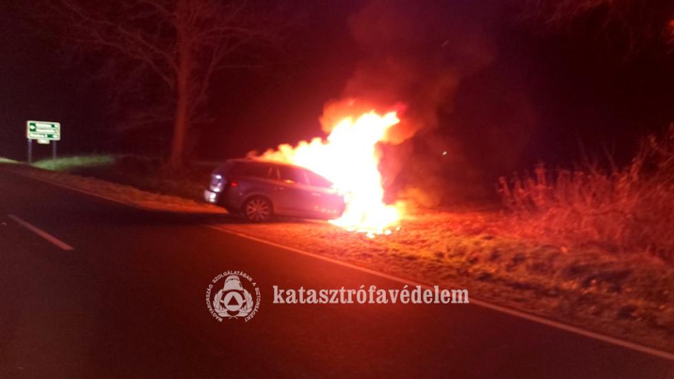 Hatalmas lángokkal égett egy autó Zalában Hatalmas lángokkal égett egy autó Zalában