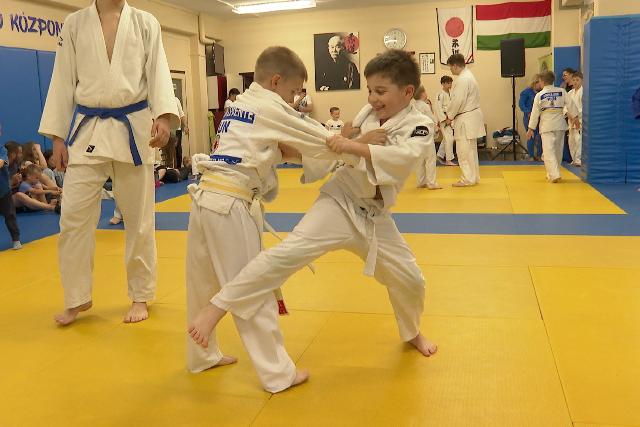 Csal�di d�lut�n a judo k�zpontban 
