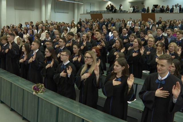 Diplomaátadó az egyetemi központban Diplomaátadó az egyetemi központban