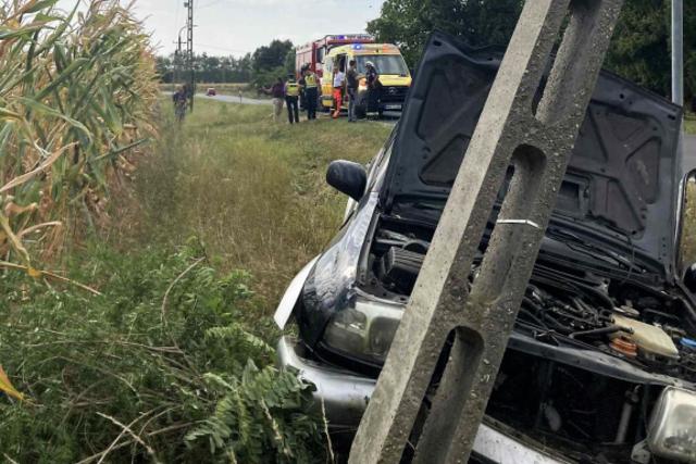 Betonoszlopnak hajtott egy autó Pókaszepetken Betonoszlopnak hajtott egy autó Pókaszepetken
