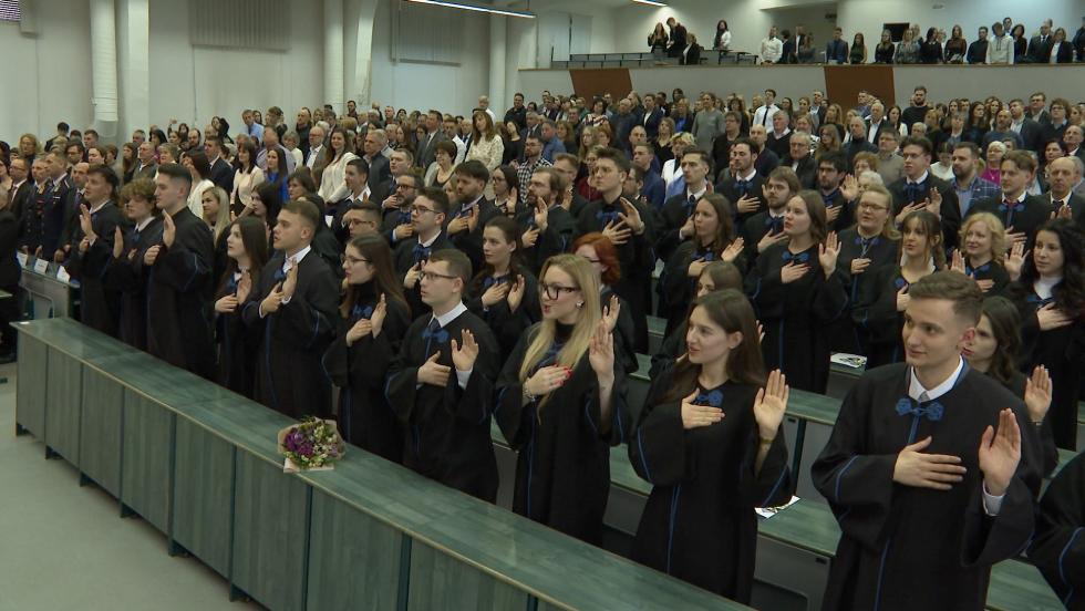 Diplomaátadó az egyetemi központban Diplomaátadó az egyetemi központban