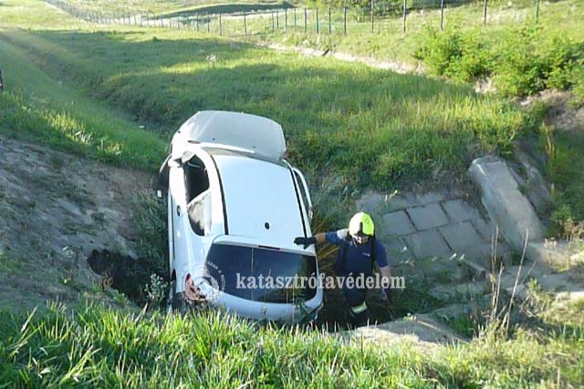 Árokba hajtott egy személyautó Zalaegerszeg külterületén Árokba hajtott egy személyautó Zalaegerszeg külterületén