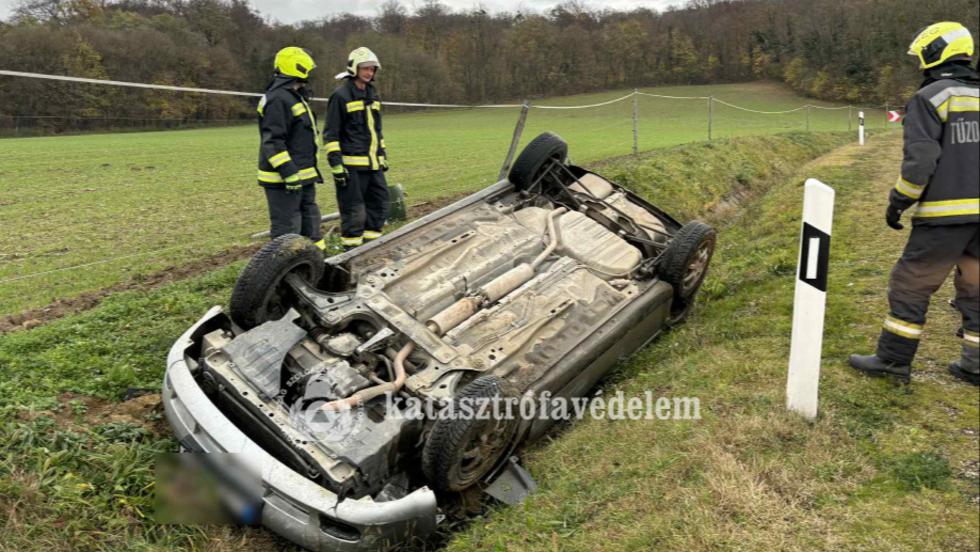Árokba borult egy autó a 76-os főúton Árokba borult egy autó a 76-os főúton