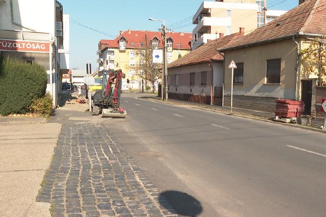 Megjul a tzoltsg eltti jrdaburkolat