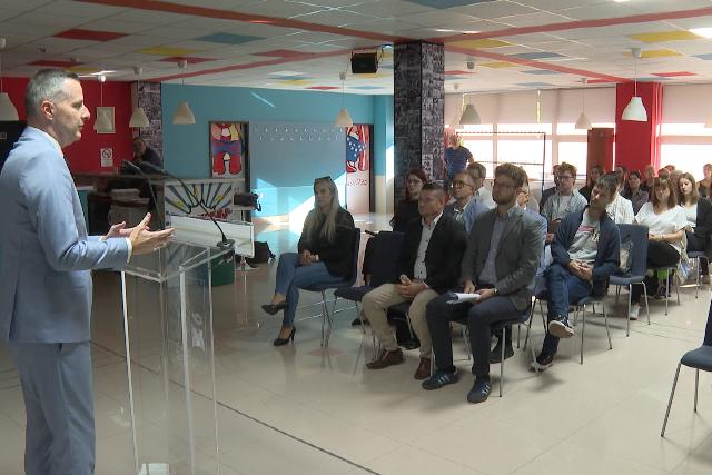 XIV. alkalommal tartottak ifj�s�gi kerekasztal pikniket