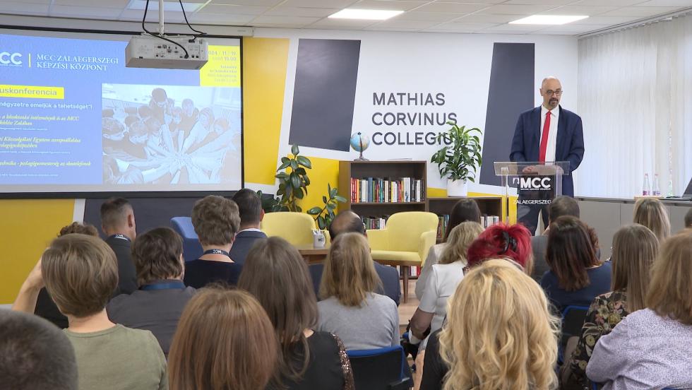 Zalában is „Négyzetre emeljük a tehetséget!” – Pedagóguskonferencia az MCC zalaegerszegi központjában Zalában is „Négyzetre emeljük a tehetséget!” – Pedagóguskonferencia az MCC zalaegerszegi központjában