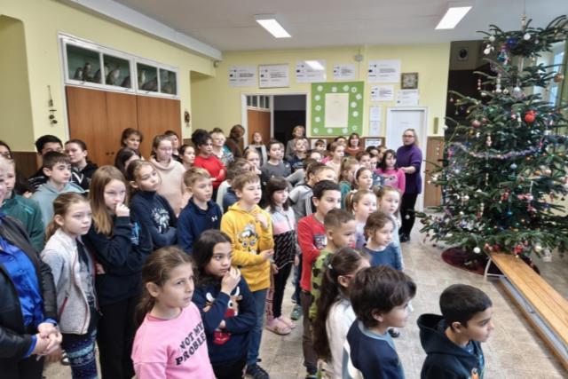 Nehéz sorsú gyerekeknek kedveskedtek a zalai rendőrök Nehéz sorsú gyerekeknek kedveskedtek a zalai rendőrök