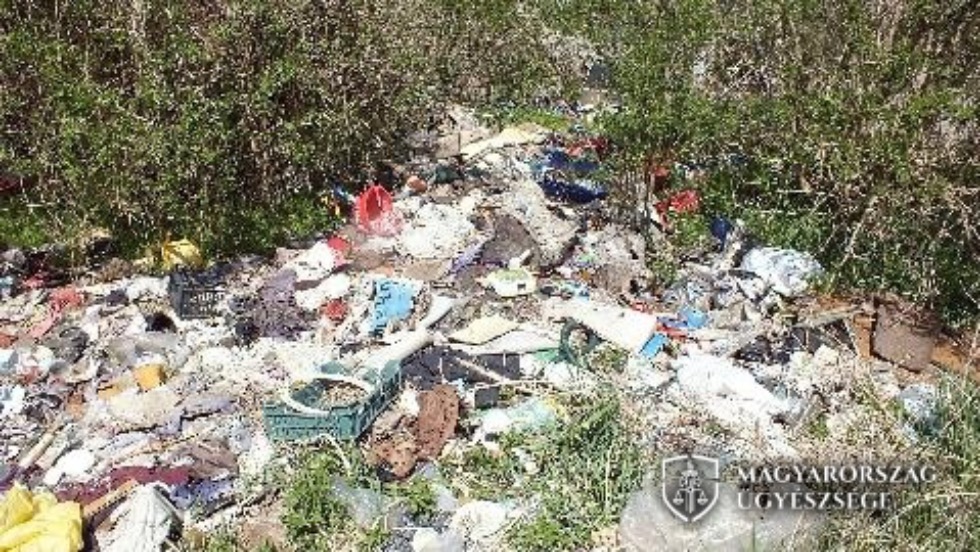 Szemetet tárolt az udvarában a zalakomári nő Szemetet tárolt az udvarában a zalakomári nő