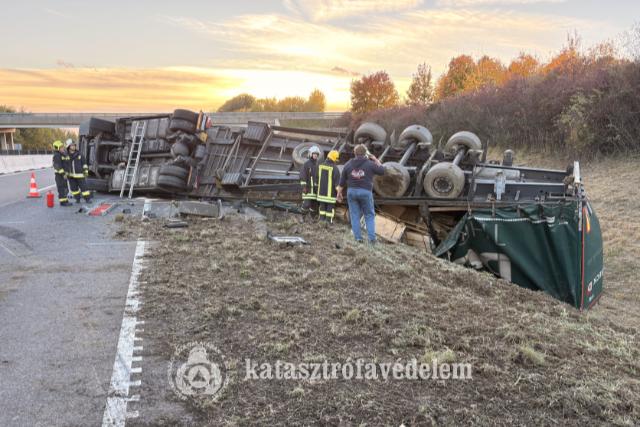 Felborult egy kamion az M7-es zalai szakasz�n
