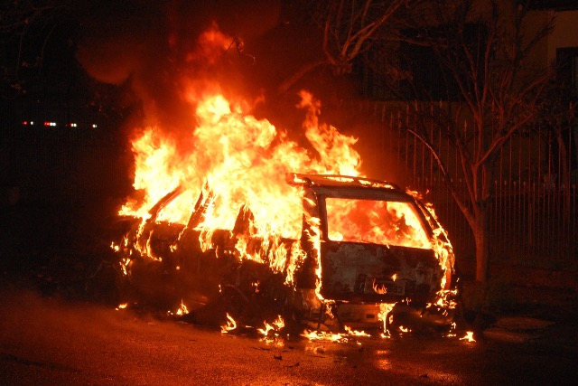 Kigyulladt egy aut� Kisv�s�rhelyen 