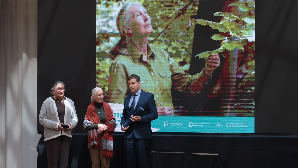 Hazánkba látogatott dr. Jane Goodall – A Zalaegerszegi Egyetemi Központ is képviseltette magát a rendezvényen Hazánkba látogatott dr. Jane Goodall – A Zalaegerszegi Egyetemi Központ is képviseltette magát a rendezvényen